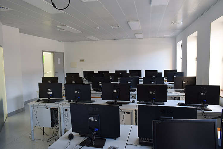 Sala de aulas técnicas da Escola Profissional de Tecnologia Digital ( Escola Digital)